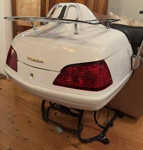 81111-mca-000zq Honda 2004 Goldwing Gl1800 Oem Rear Luggage Box Trunk Speakers Subframe